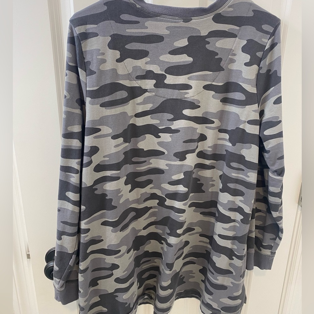 POCKETS! Yay! Gray camo athletic pullover - Picture 3 of 3